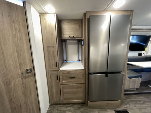 New 2024 Winnebago Vista 34R - Image 2
